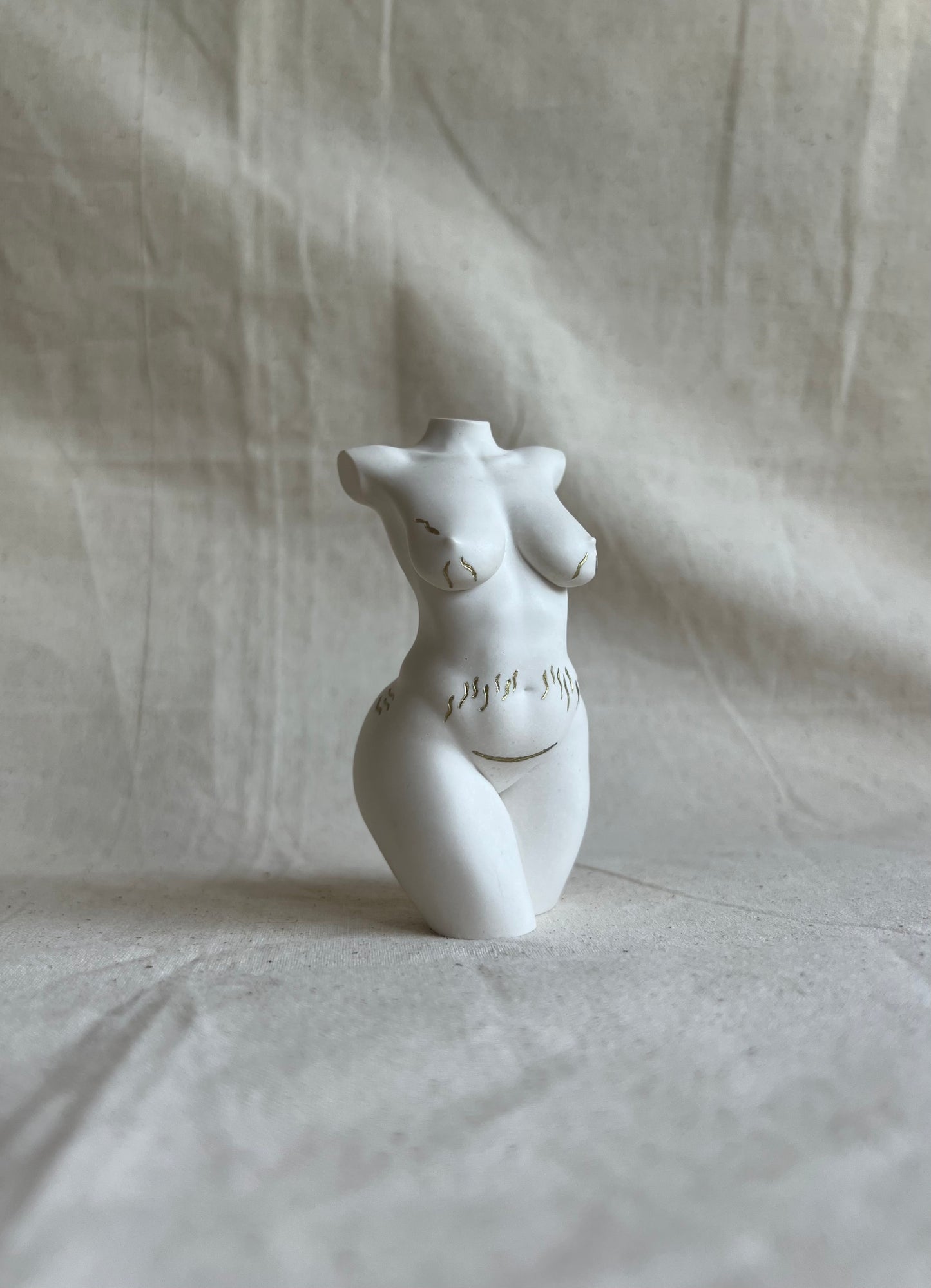 curvy body sculpture with c-section scar & stretch marks [4 inch]