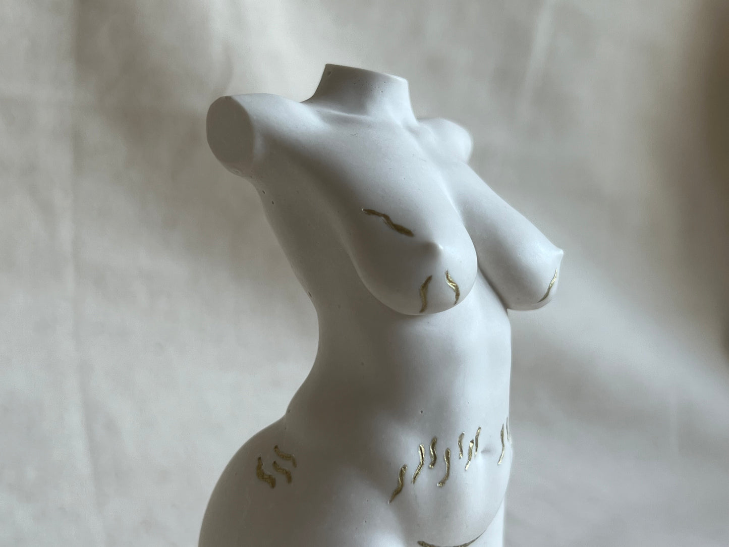 curvy body sculpture with c-section scar & stretch marks [4 inch]