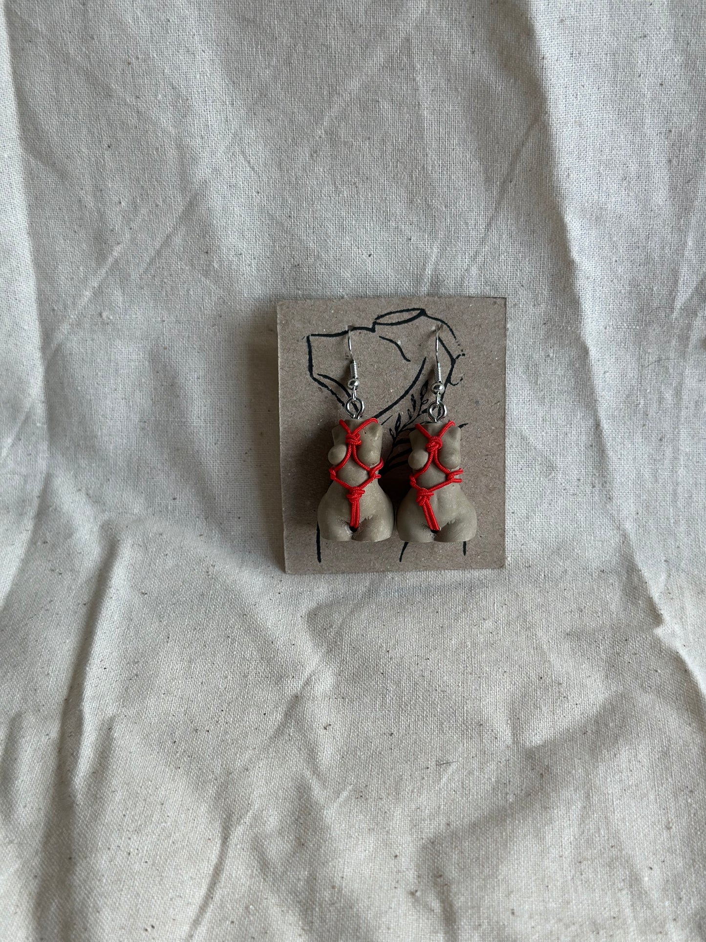 Plus size female body earrings with shibari in brown & red - silver hooks