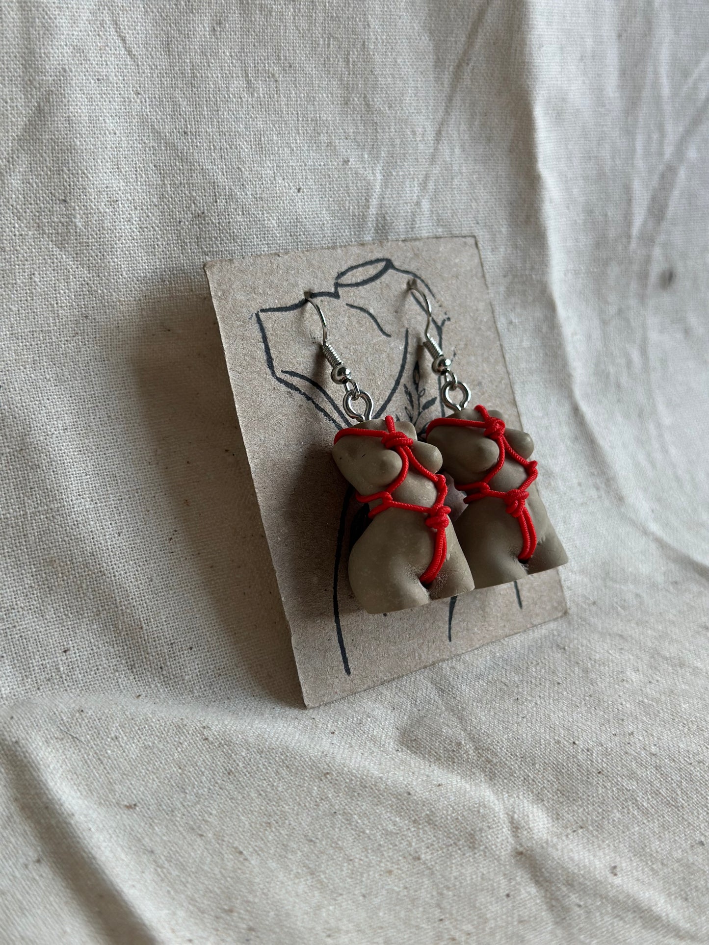 Plus size female body earrings with shibari in brown & red - silver hooks