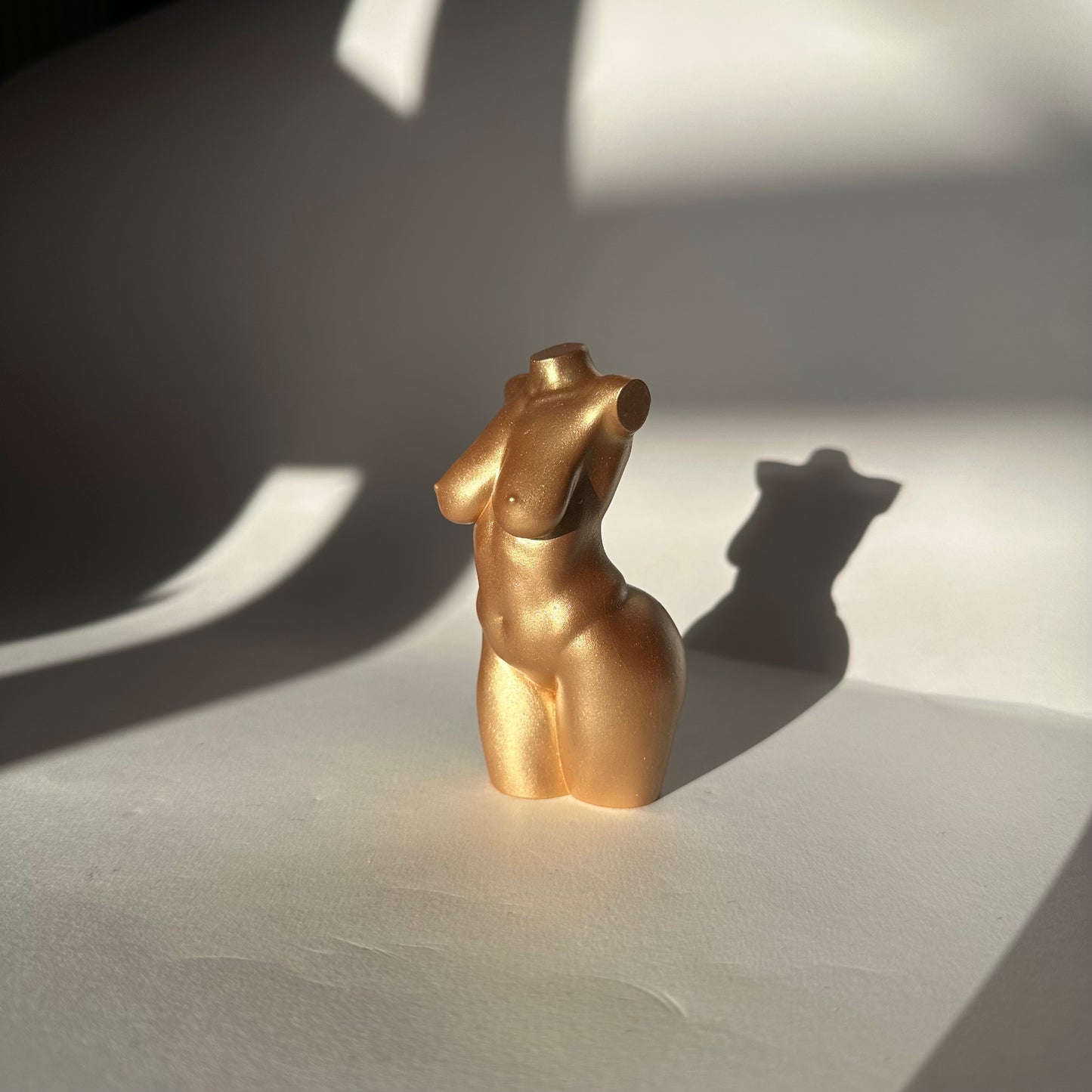 curvy body sculpture in gold [4 inch]