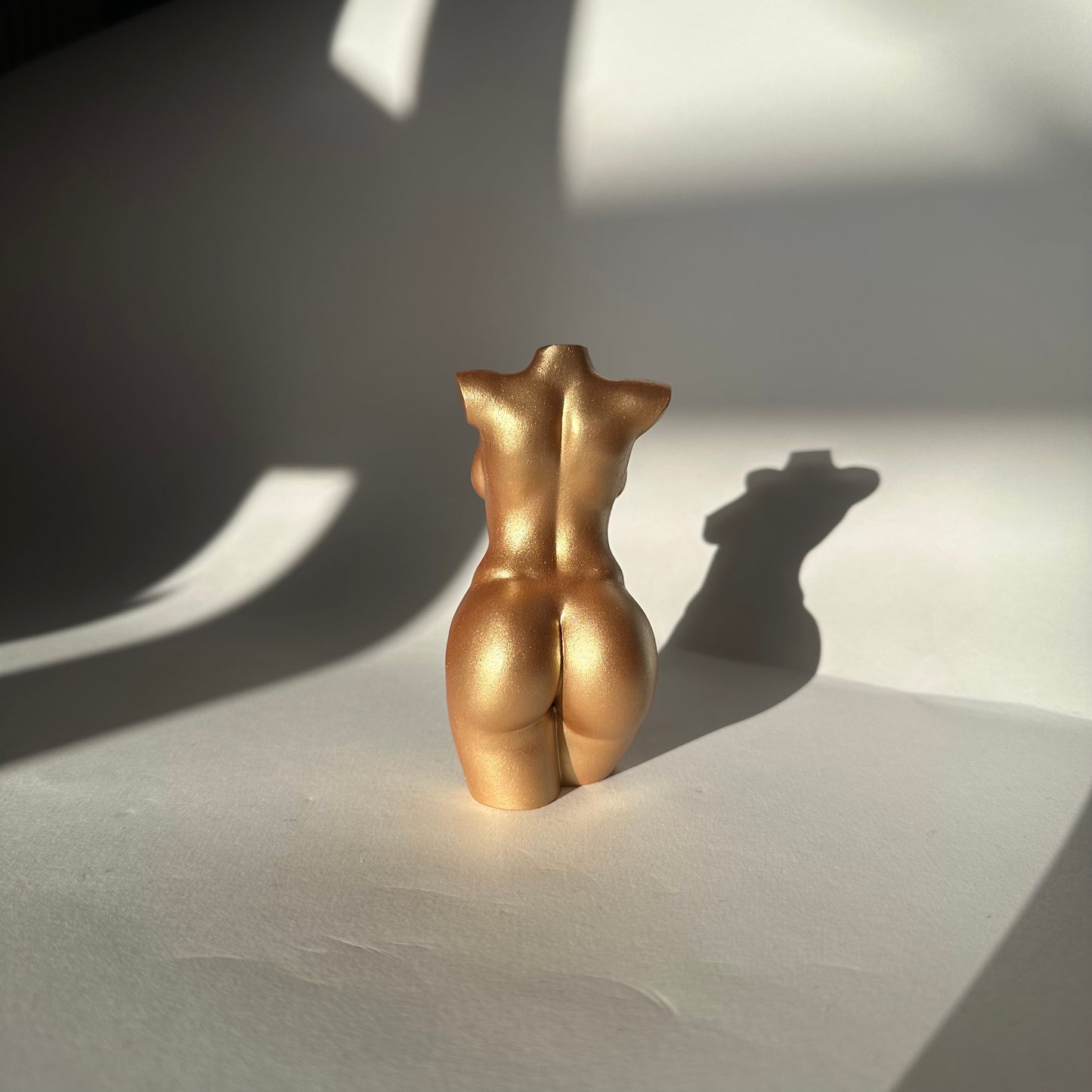 curvy body sculpture in gold [4 inch]