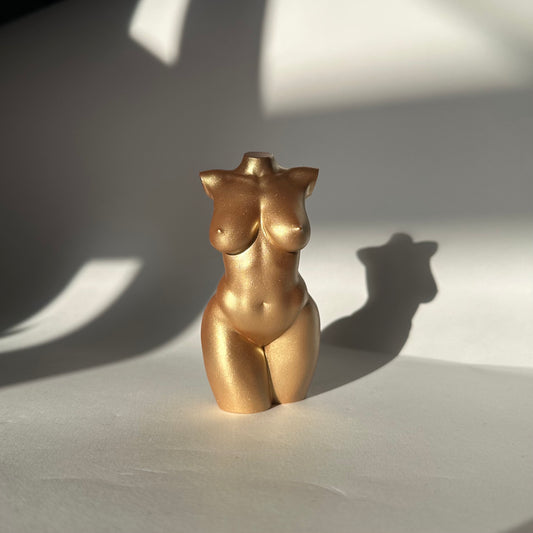 curvy body sculpture in gold [4 inch]