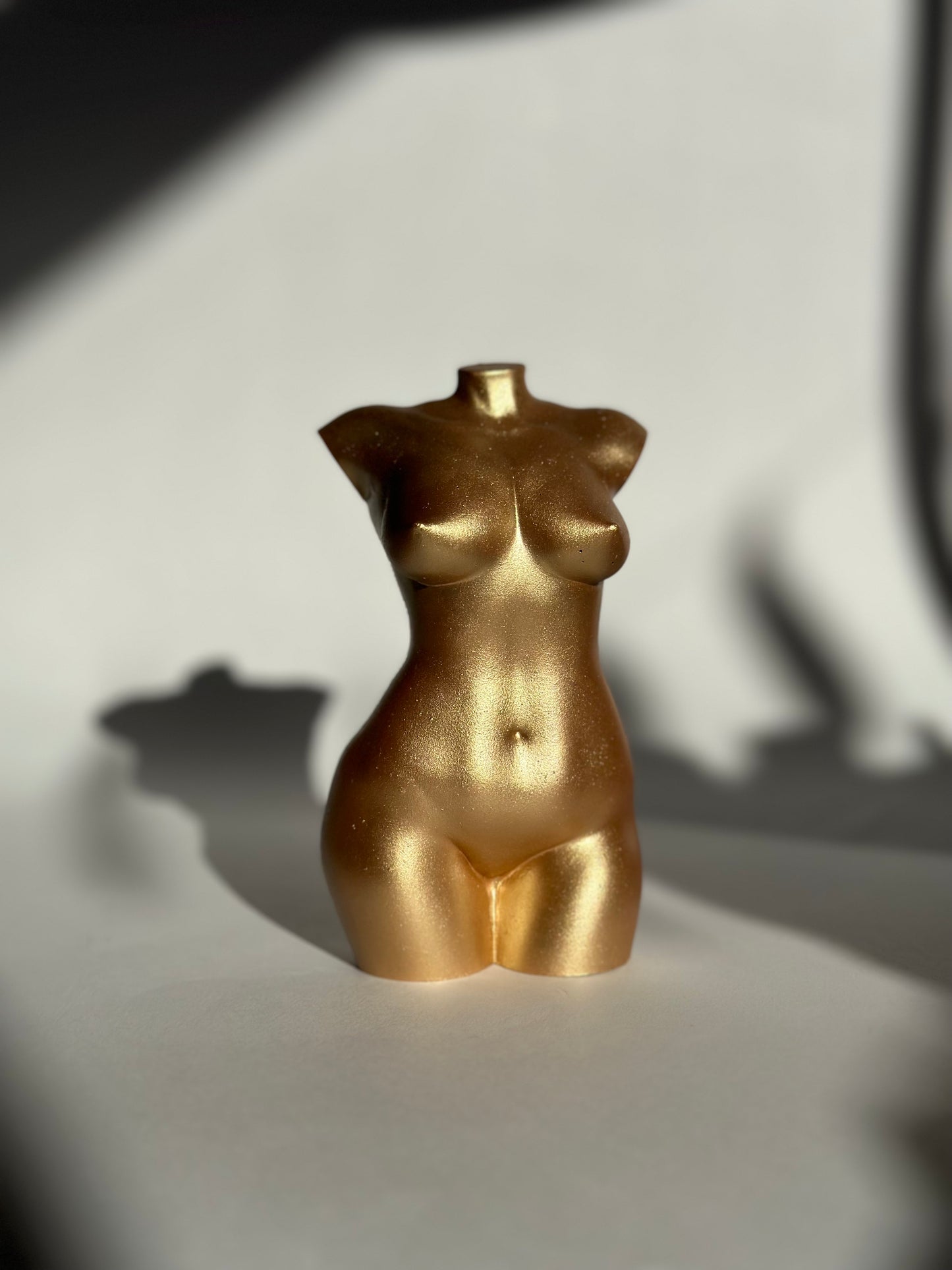 curvy body sculpture in gold [5 inch]