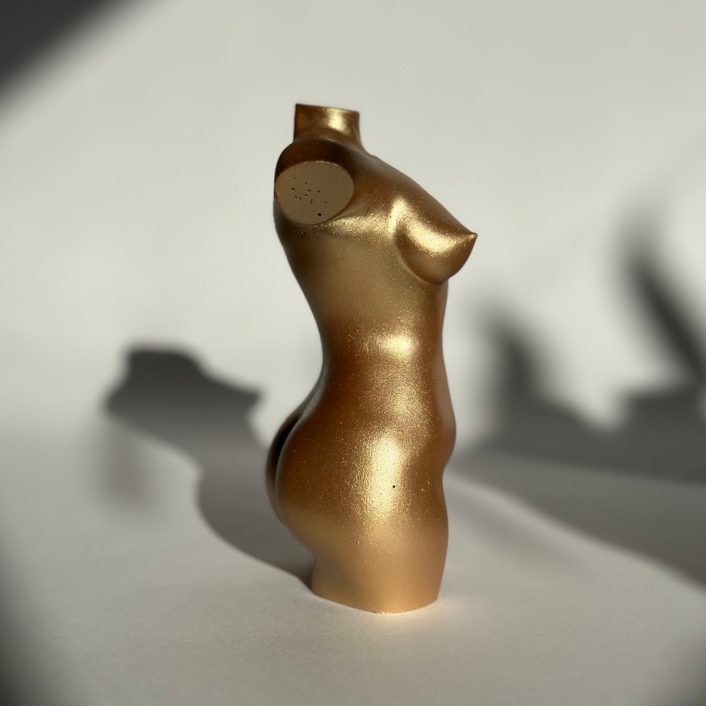 curvy body sculpture in gold [5 inch]