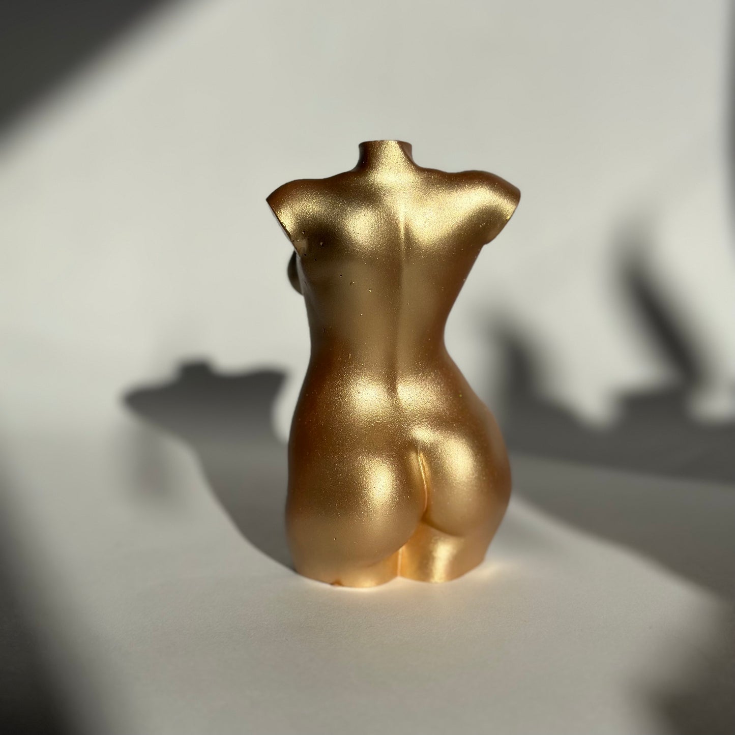 curvy body sculpture in gold [5 inch]