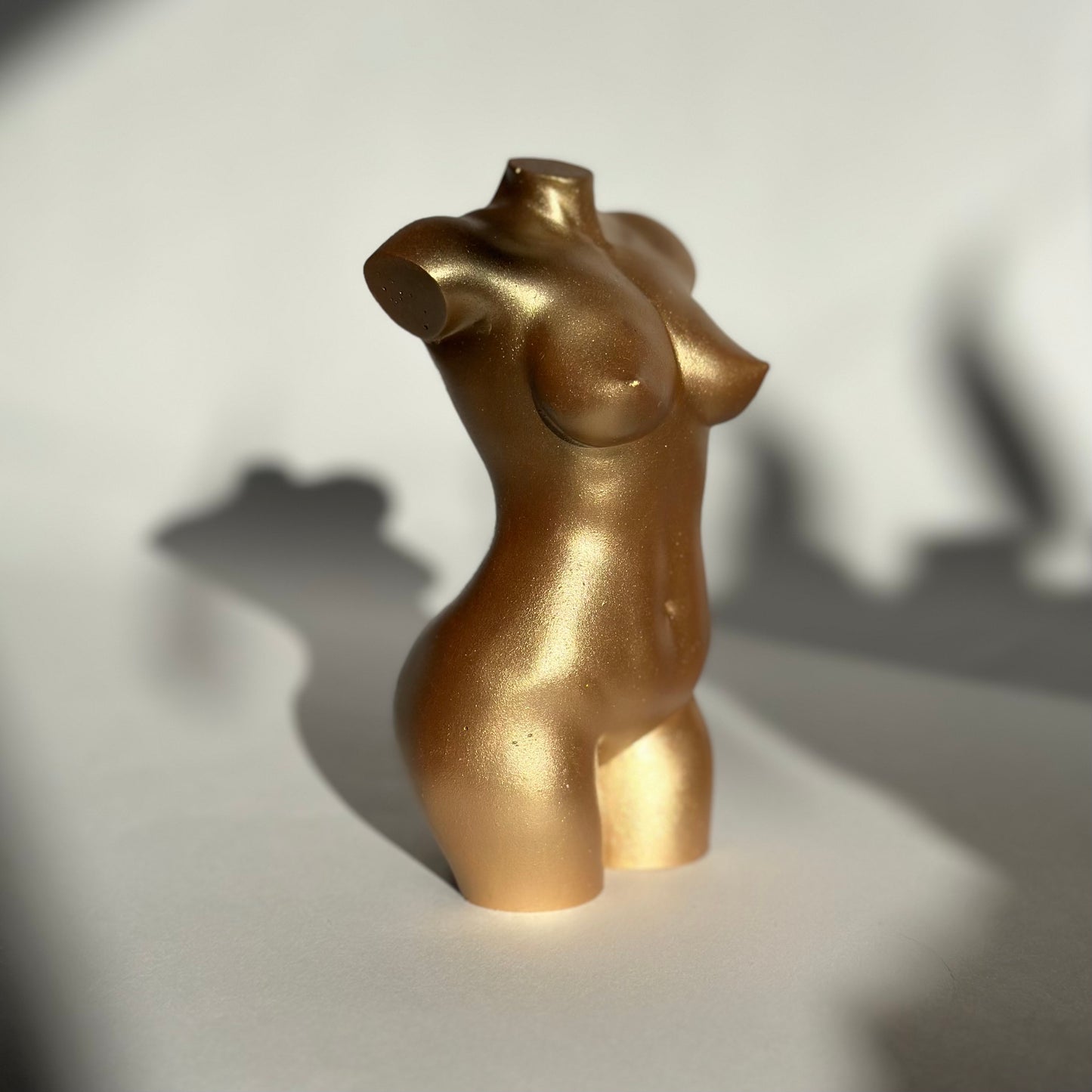 curvy body sculpture in gold [5 inch]