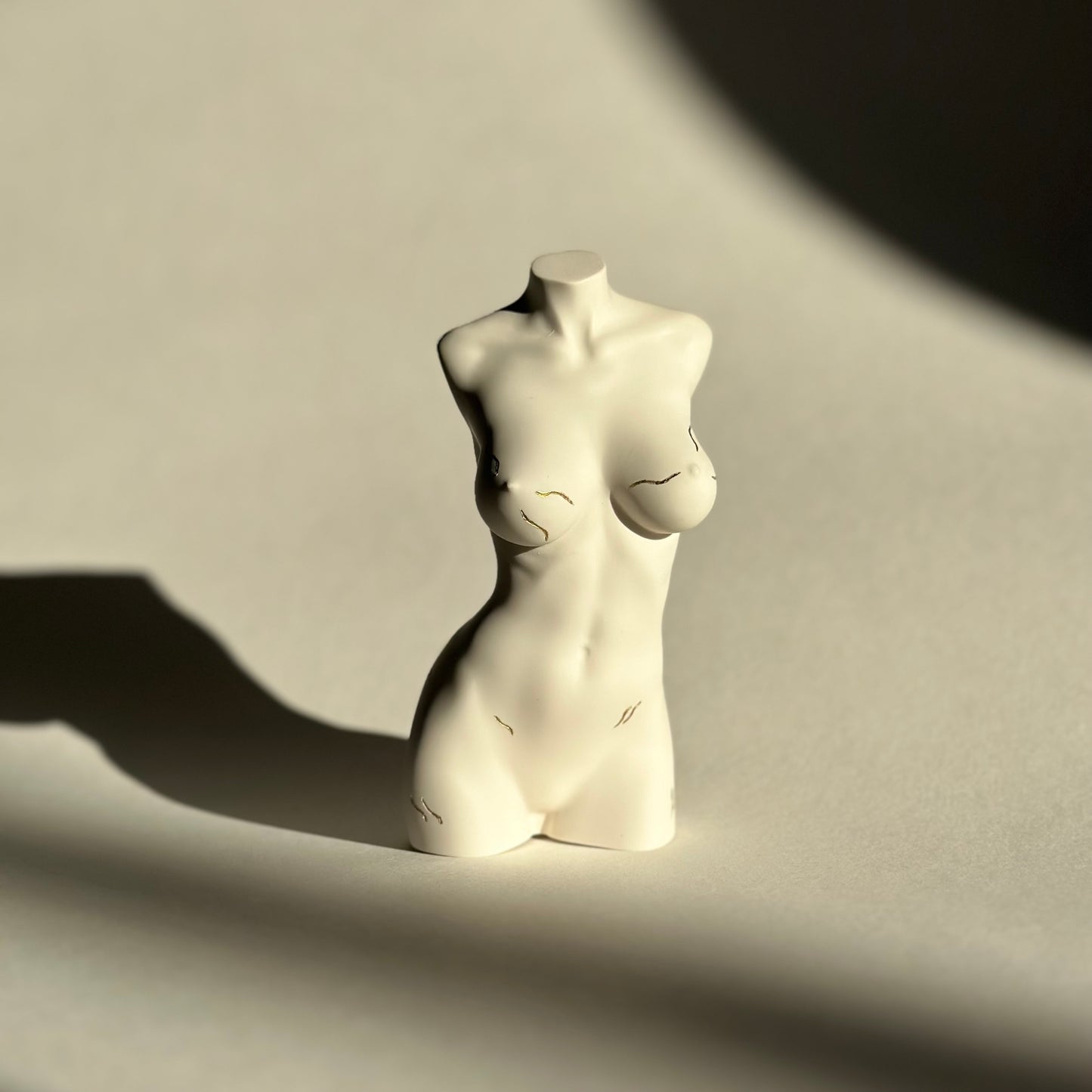 big breast body sculpture with stretch marks [5 inch]