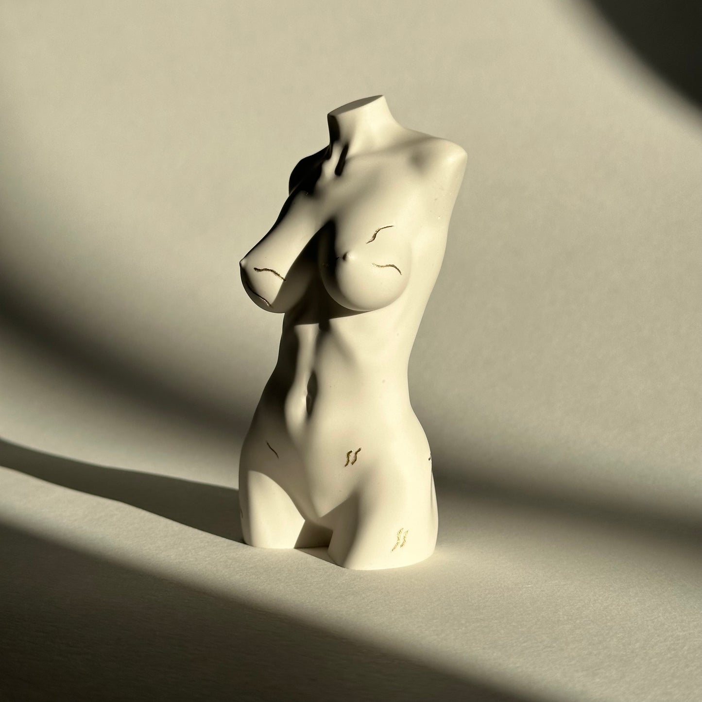 big breast body sculpture with stretch marks [5 inch]