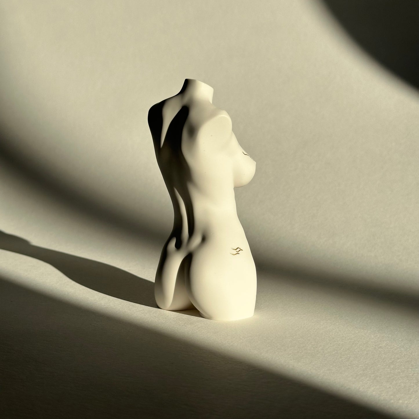 big breast body sculpture with stretch marks [5 inch]